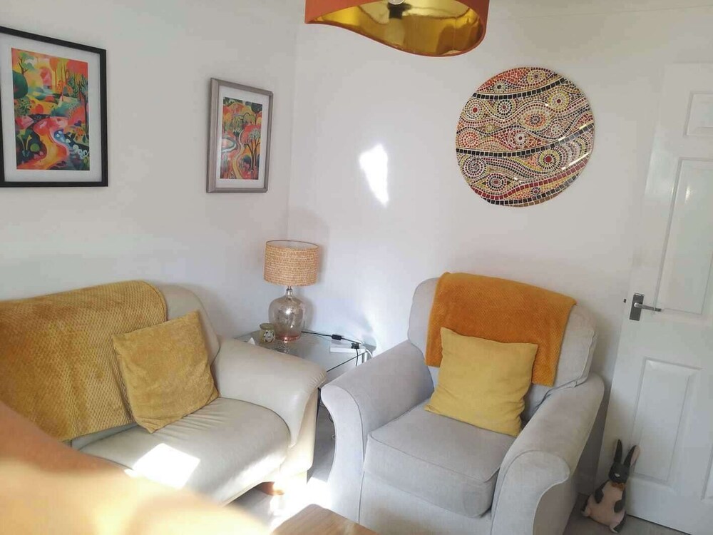 1-bed Seaside Retreat - Sleeps 2, Parking & Garden