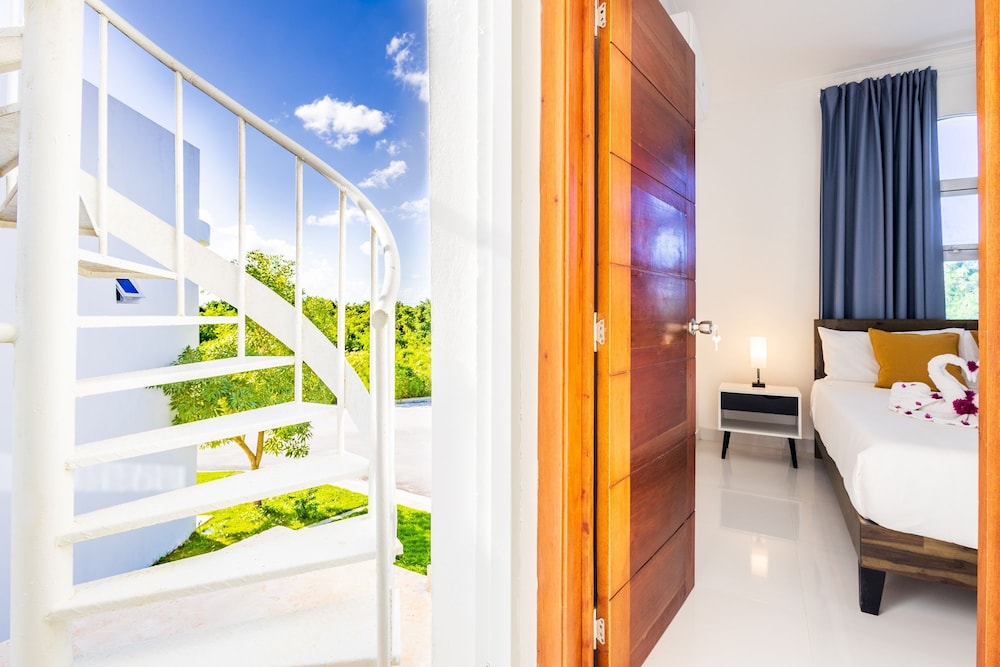 Relaxing 3-bedroom Villa With Pool Rooftop Jacuzzi in a Secluded Setting