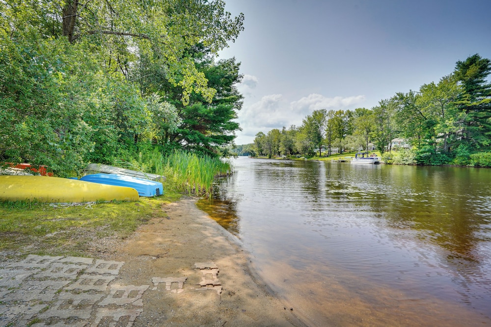 Cozy Becket Cottage Escape w/ Lake Access!