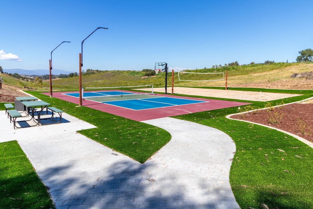 Chateau Syrah by Avantstay Picturesque Estate w Pool Hot Tub Pool Table Table Tennis New Pickleball Court Basketball Hoop