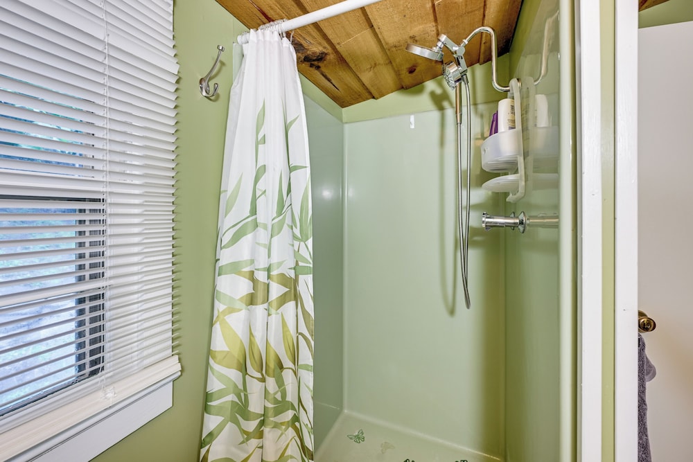 Trail Access & Tranquil Setting: Franklin Retreat!