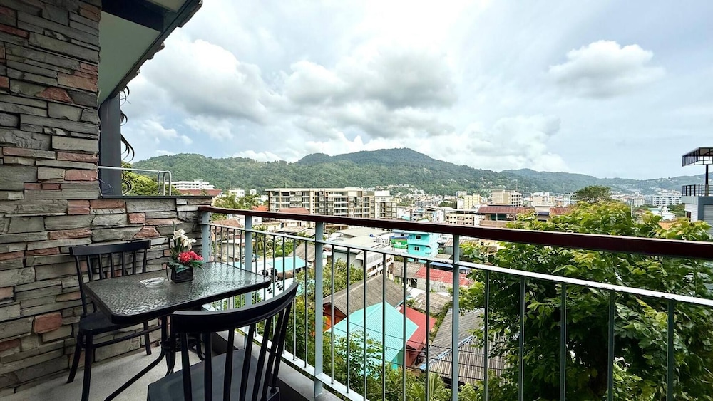 Emerald 307 - Studio With Balcony and Shared Pool