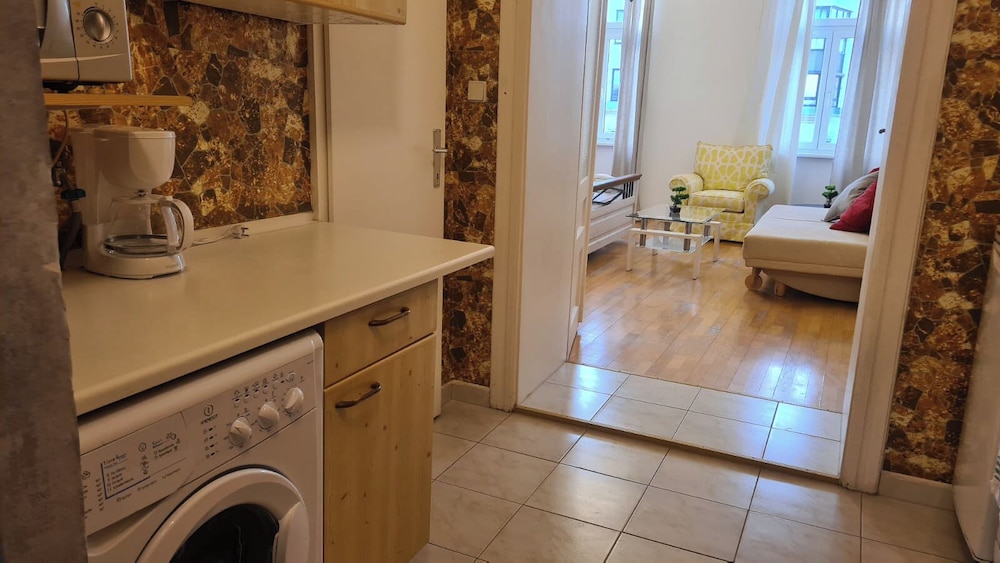 Modern 2BR Apt Long Stays Sleeps 5