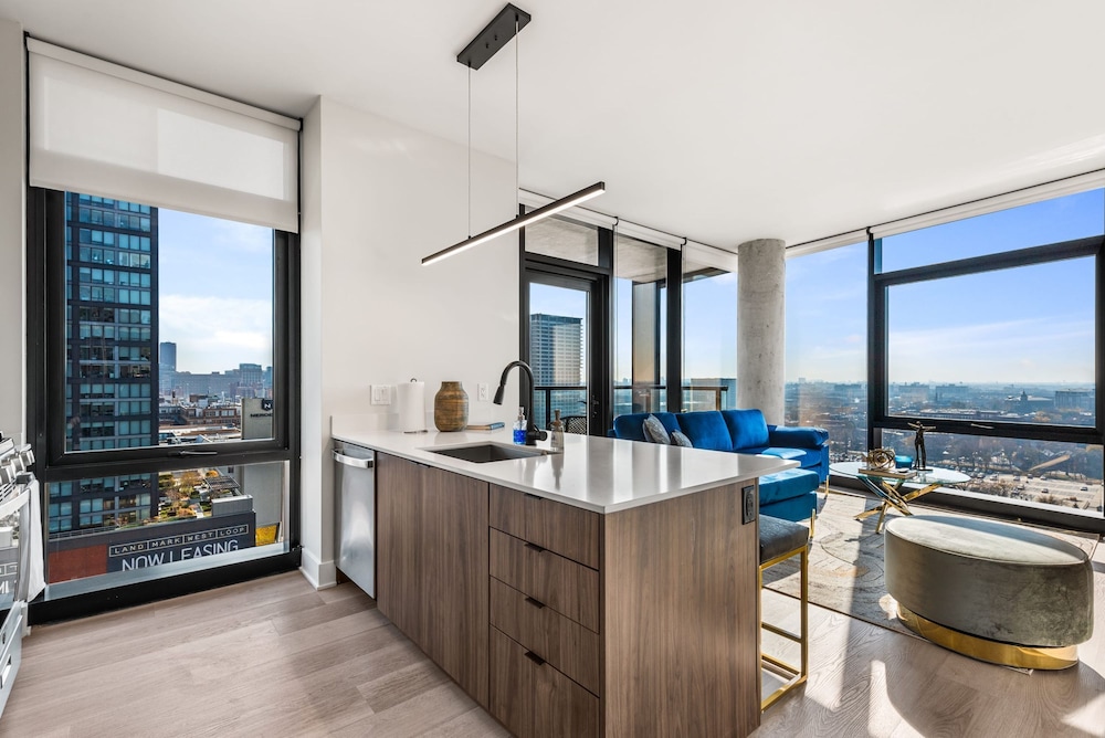 West Loop 3x 2BR Walk to Dining Gym Terrace