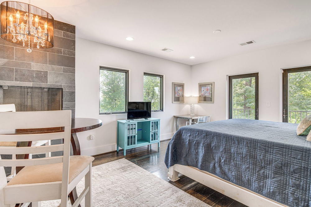 Hilltop Blue Ridge Mtn Home: Hot Tub, Views view 4