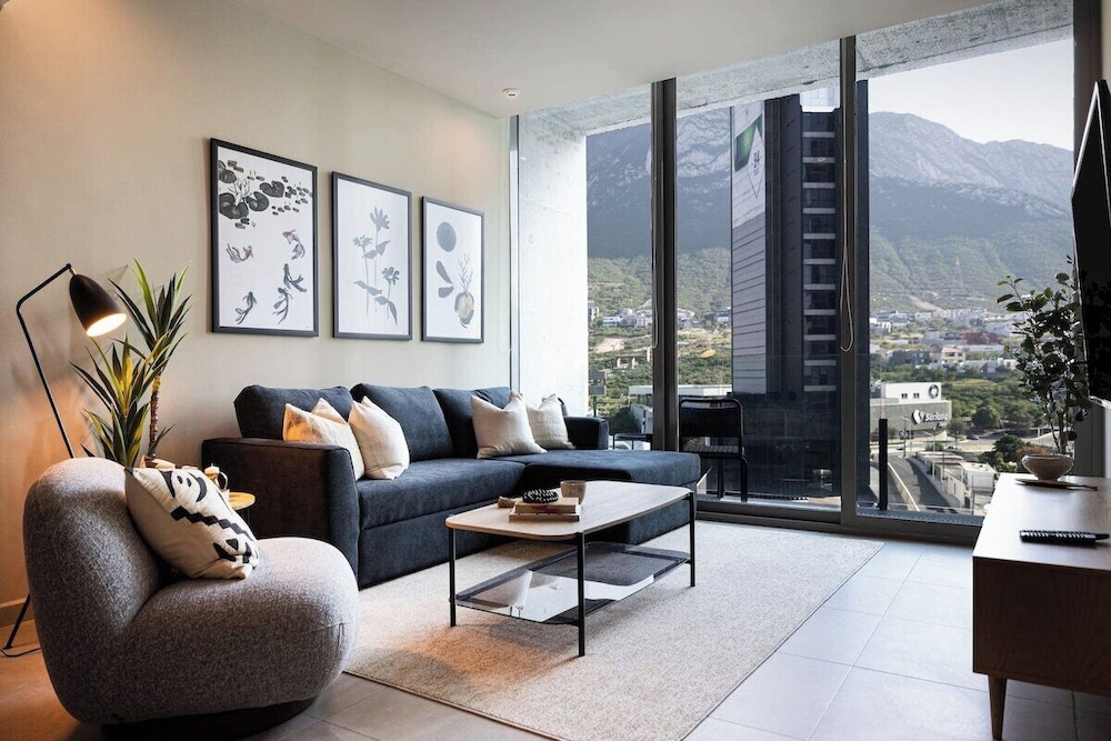 Modern Apts w Pool & Mountain View