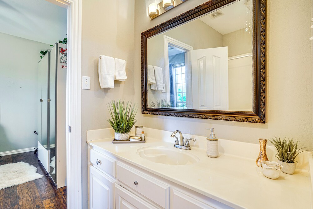 Explore & Unwind: Charming Bedford Apartment
