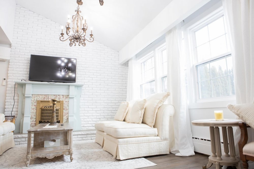 Fully Private 3 Bdrm Suite - The Winchester