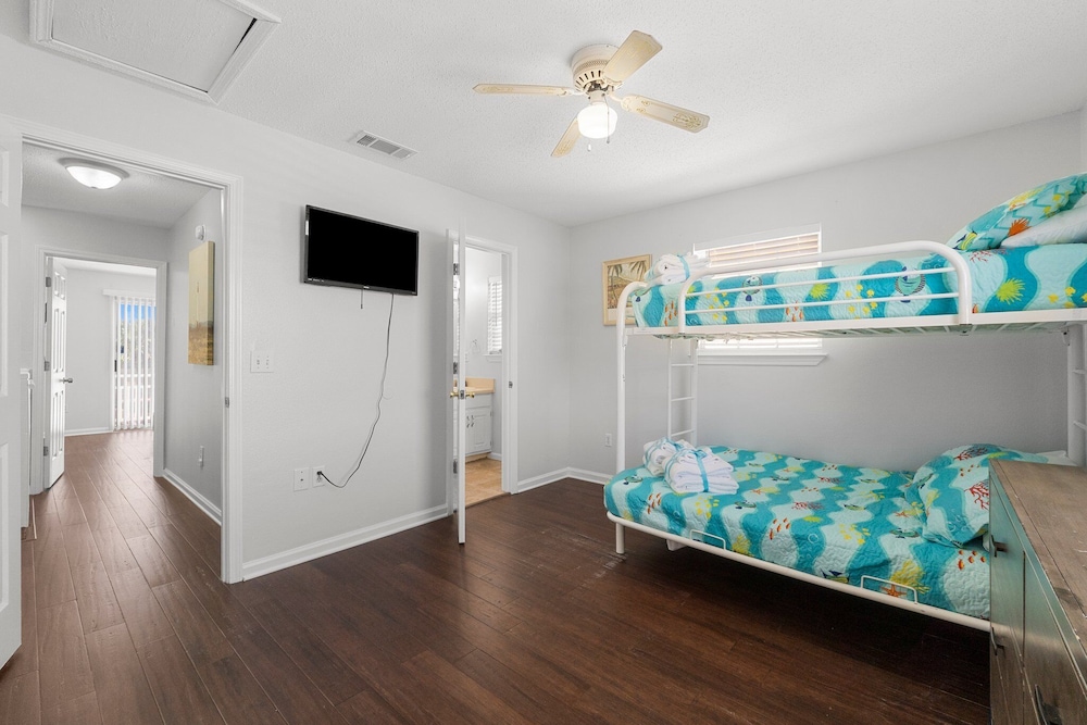 6402 Beach Dr - Seabatical B view 4