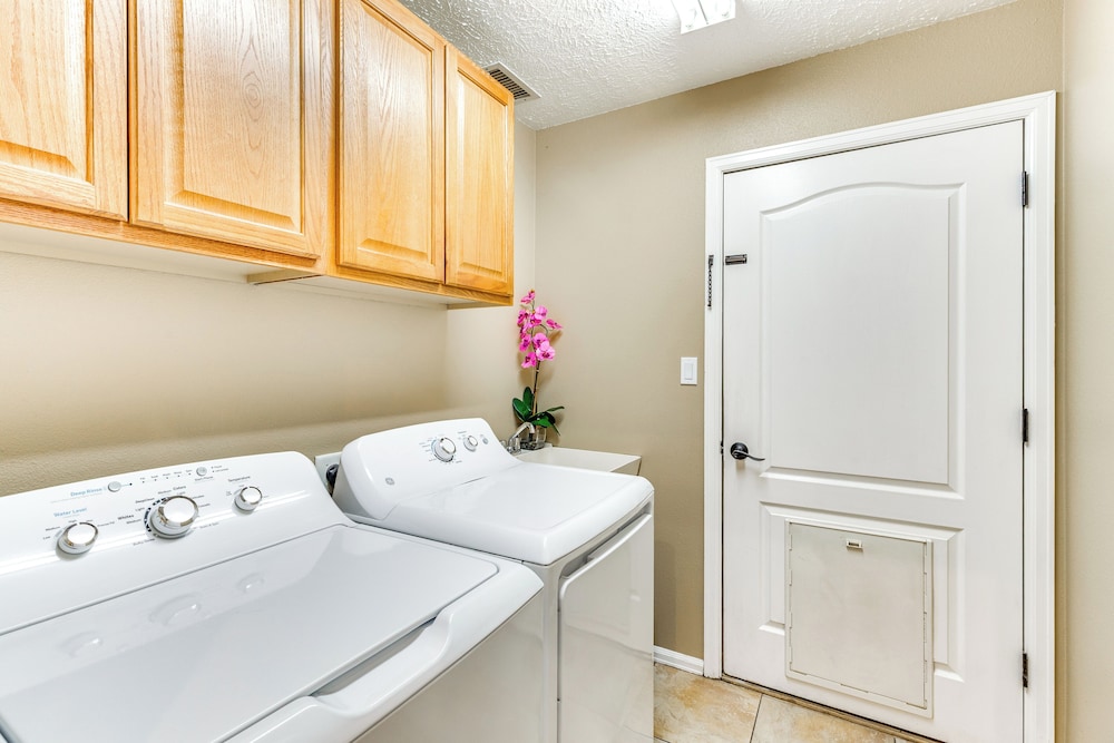 4 Mi to Dtwn Grand Junction: Hot Tub Haven!