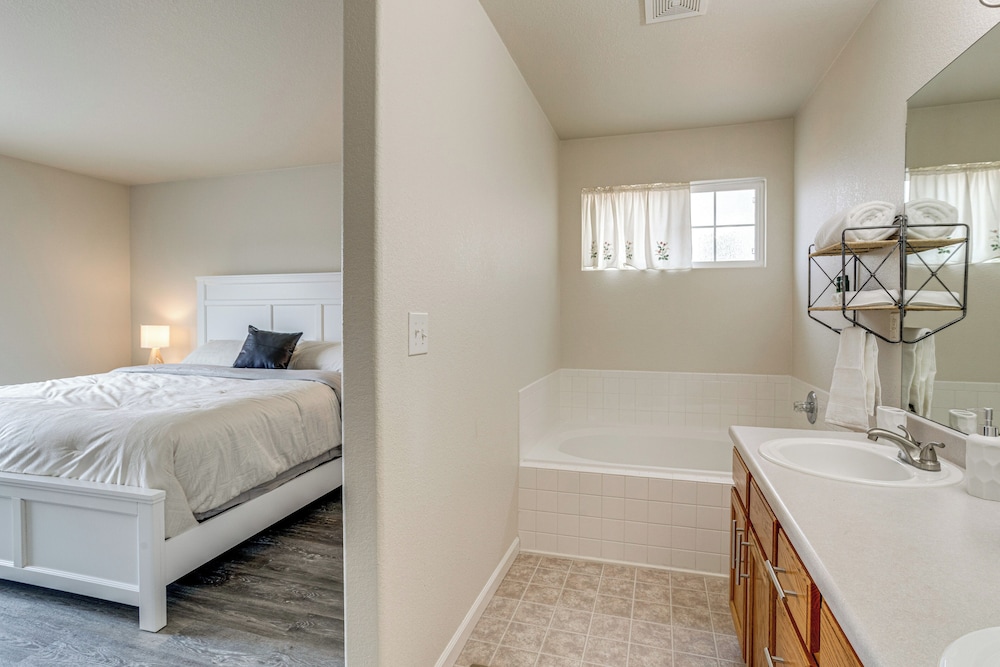 5 Mi to Cherry Creek State Park: Cozy Family Home!