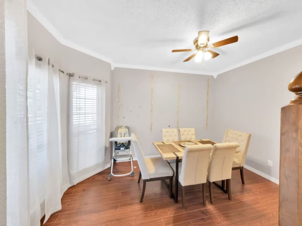 Frisco Castle 3BR Garage Parking Gated Backyard