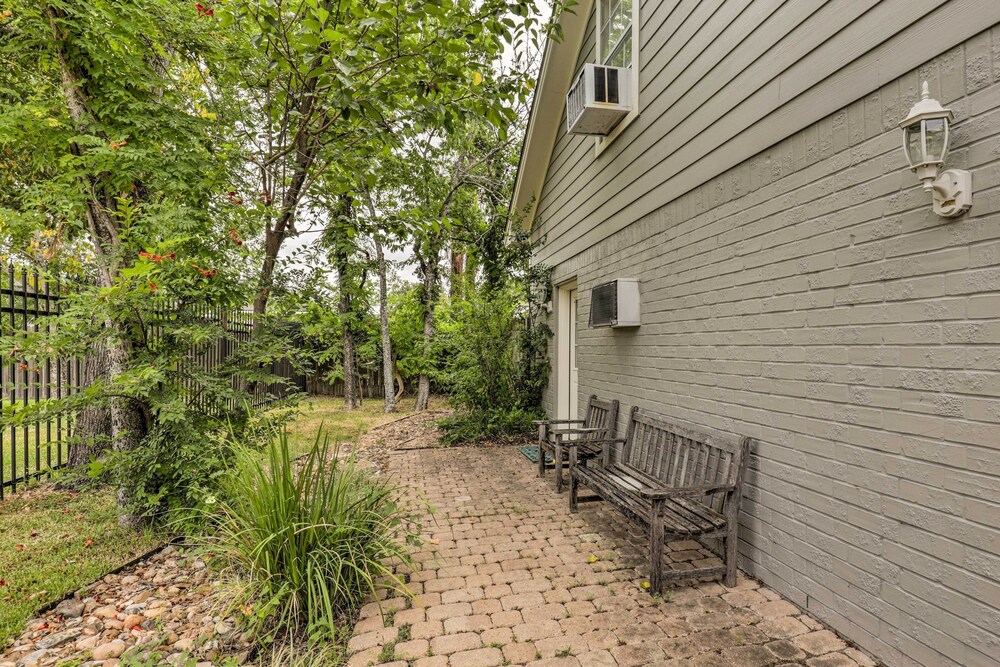 < 1 Mi to Kyle Field: Cozy Studio w/ Outdoor Space view 3
