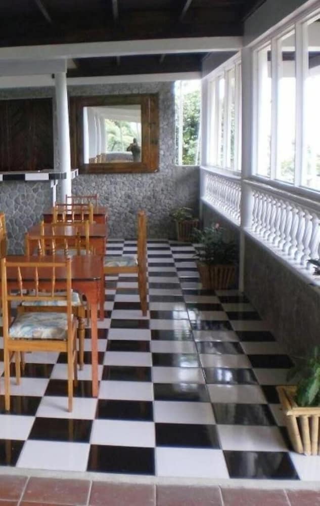 Symes Zee Villa