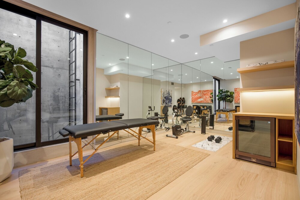 Hutton Villa - 5-bedroom Retreat in Iconic Beverly Hills Oasis