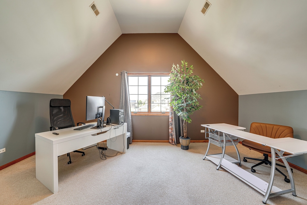 Game Room & Deck: Family Home in Chicago Area!