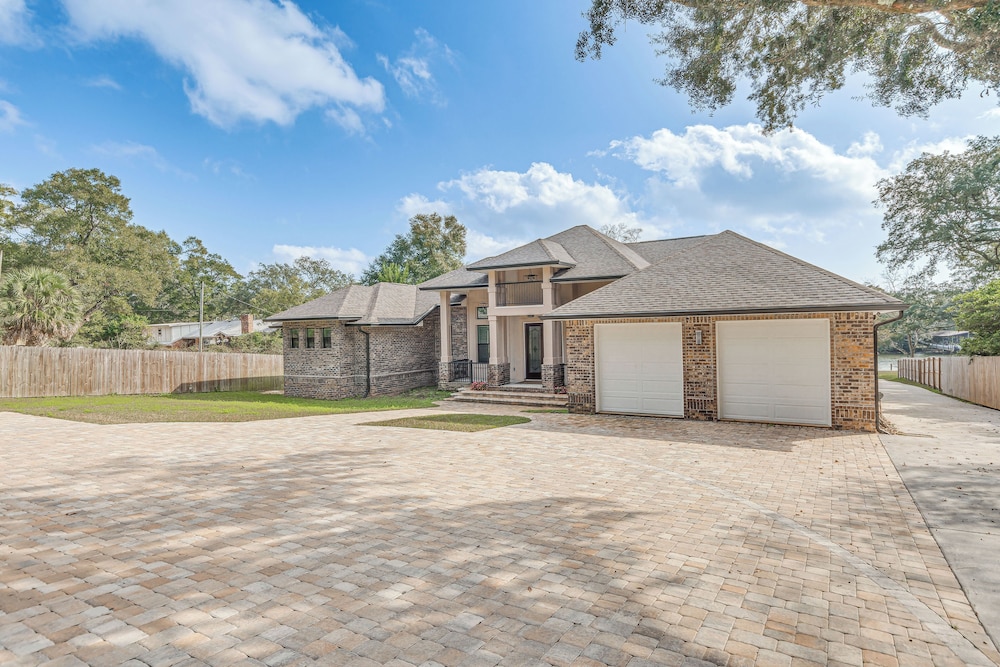 Waterfront Retreat w/ Outdoor Oasis in Pensacola