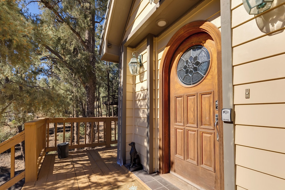 Game Room & Deck: Modern Frazier Park Home!