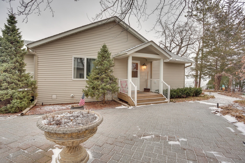 Hot Tub + Fireplace: Cozy Home on Howard Lake!