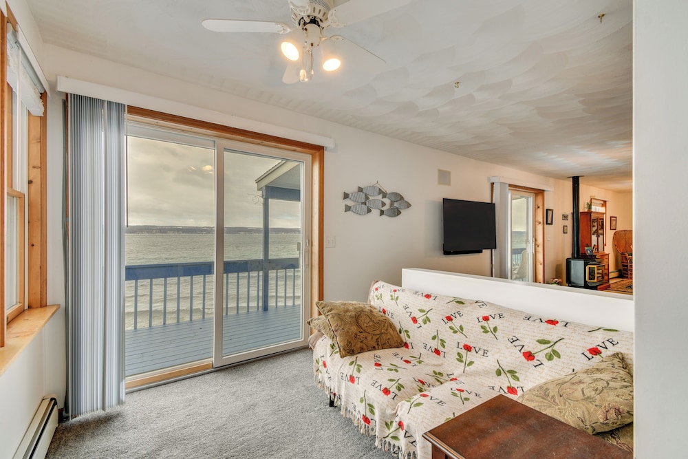 Boat, Grill & Unwind: Lakefront Cayuga Home!