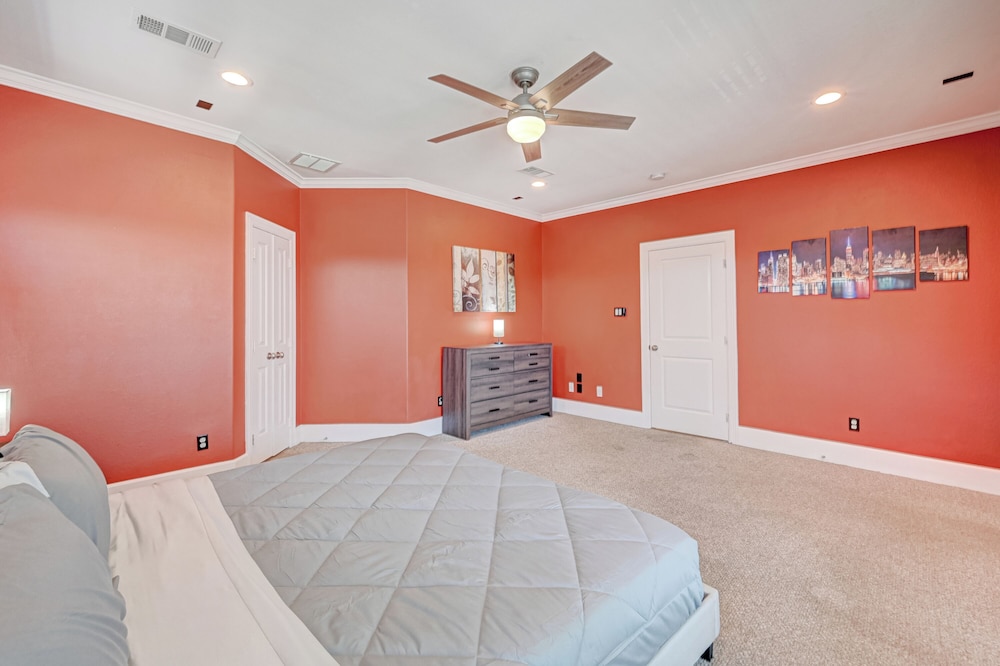 Vibrant Haven With Rooftop Patio view 4