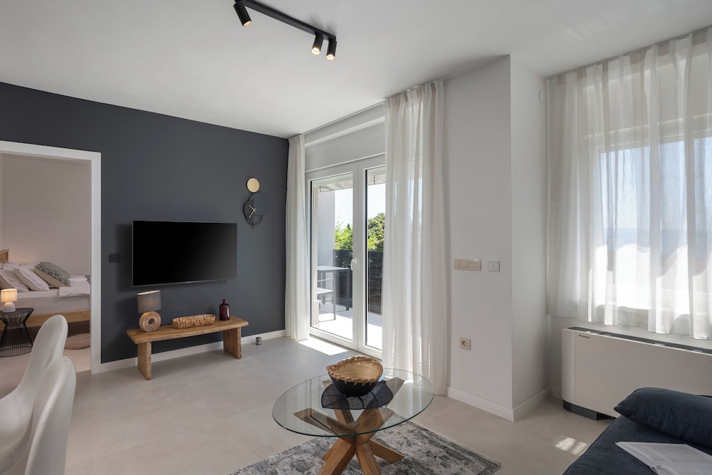 Desamani 975 Apartments
