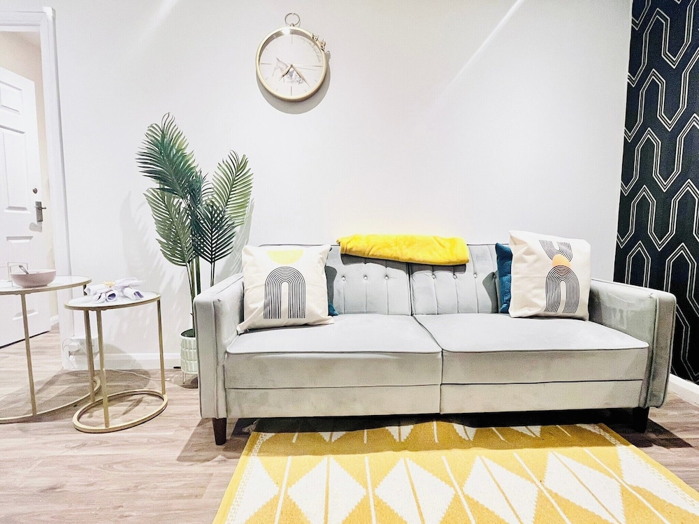 House - Sleeps 10 - Parking - Garden