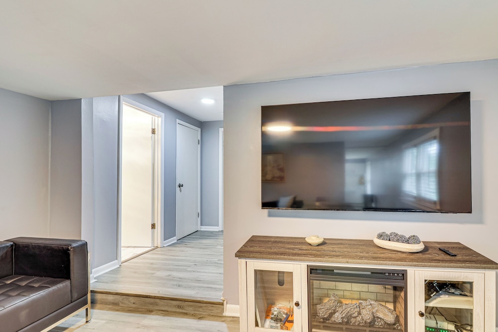 12 Mi to Rutgers: Brand New Apt w/ Home Office!