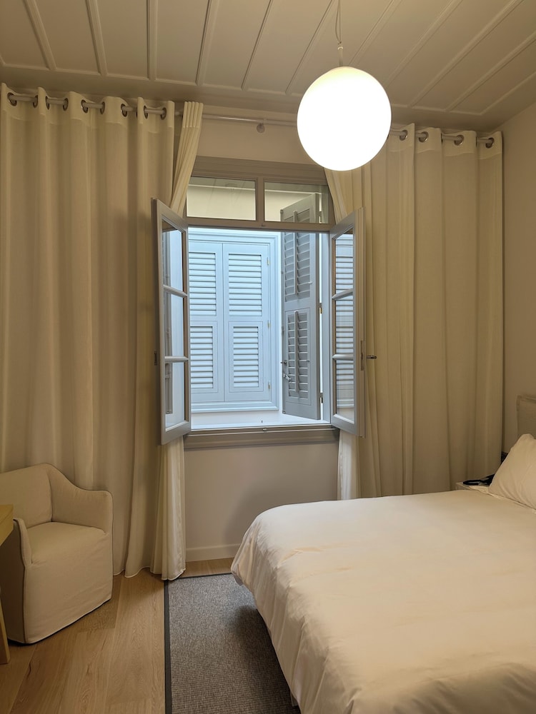 Amalie Suites