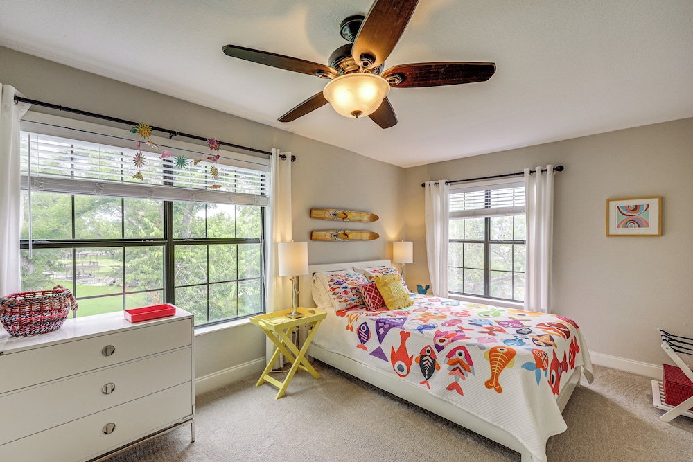 Mod on the Guad Home w/ Lake Mcqueeney Views!