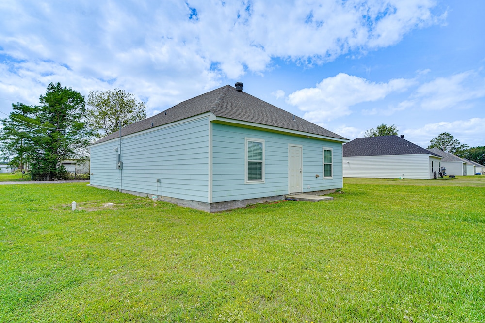 Cozy Crowley Home: Modern Interior, Covered Porch! view 2