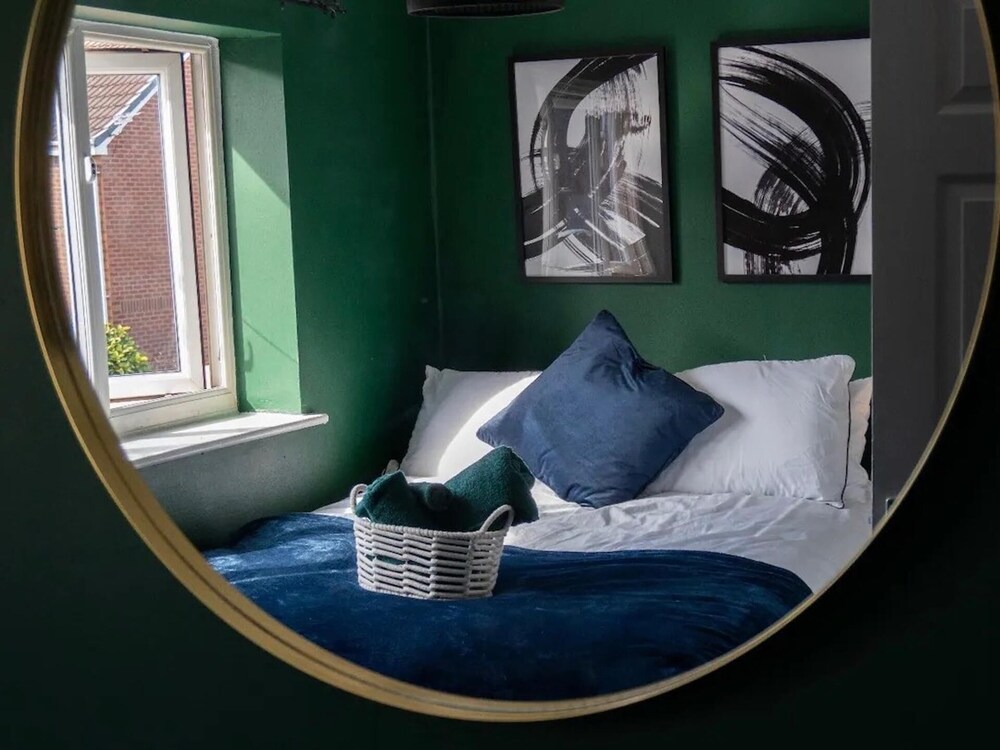 2-bed - Sleeps 4 - Pet Friendly & Free Parking