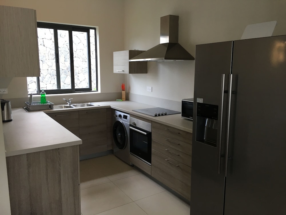 Immaculate Two Beds Luxury Marina Apartment view 4