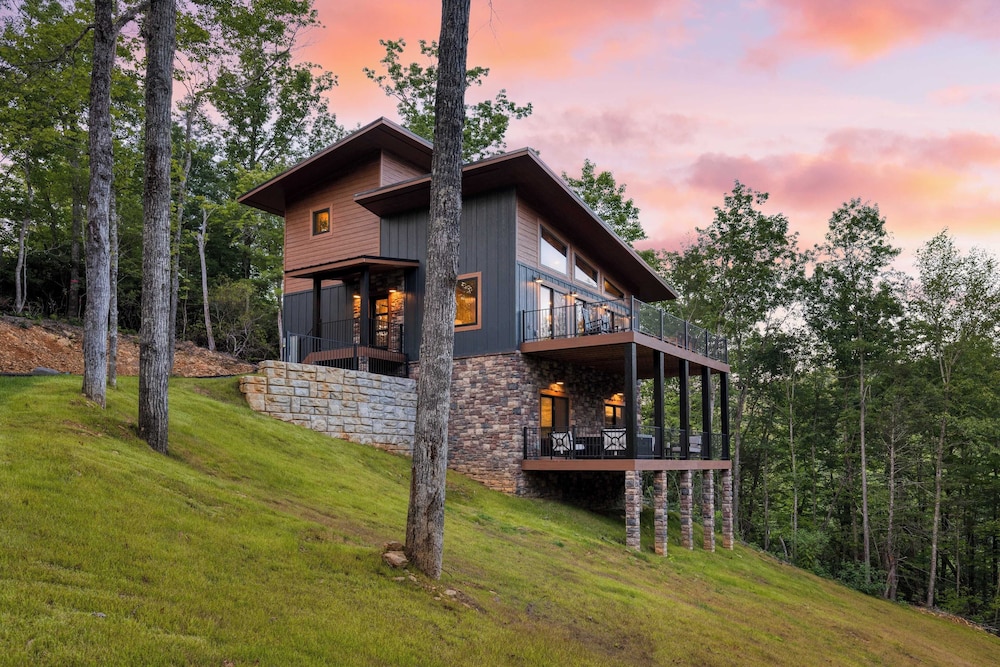 Luxe Cabin w/ Hot Tub, Views & Game Room Sleeps 10 Do Good Holler by Avantstay