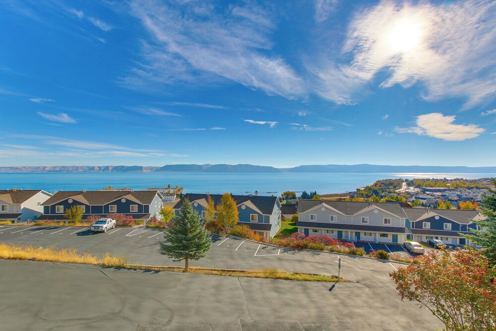 Spacious Garden City Townhome w/ Lake Views! view 5