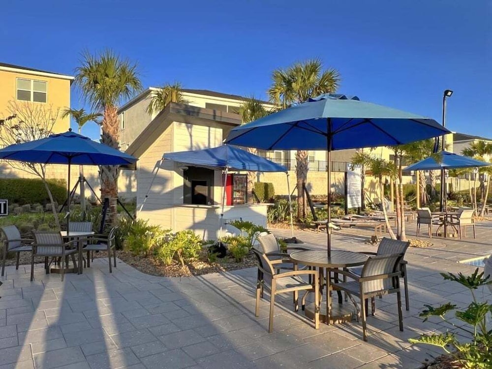 Stunning 4 Bed Townhome Pool & Waterpark 4 Bedroom Townhouse