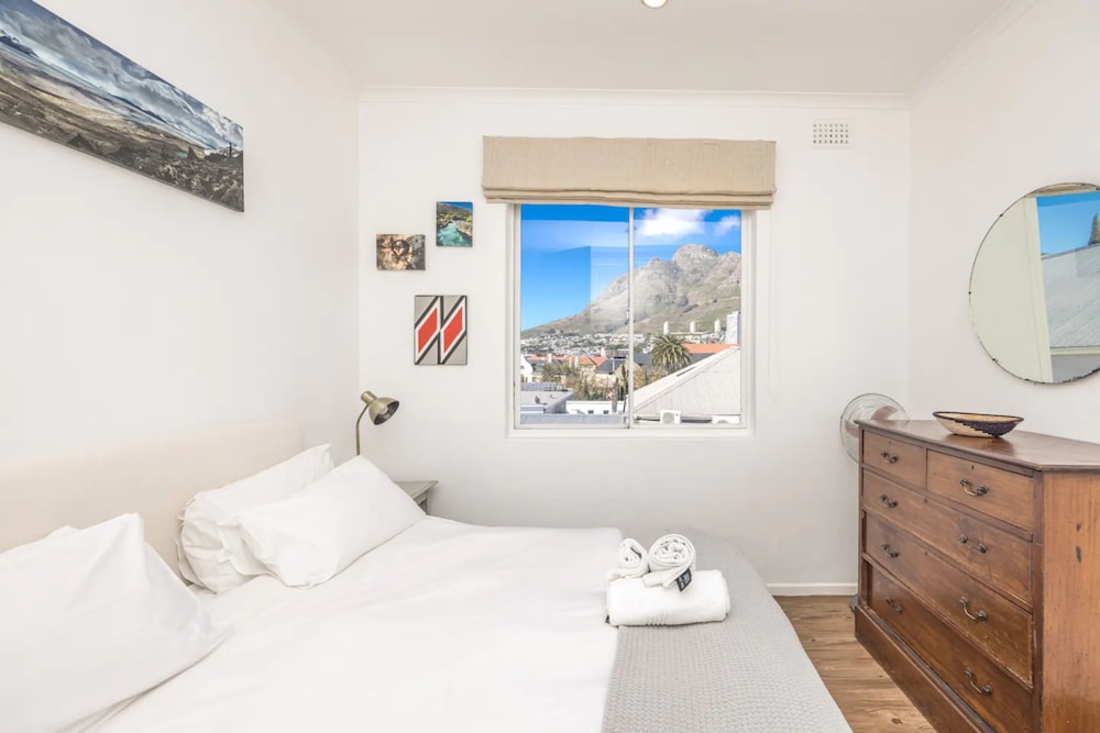 Amazing 2 Bedroom Apartment With Mountain Views on Kloof Street view 4