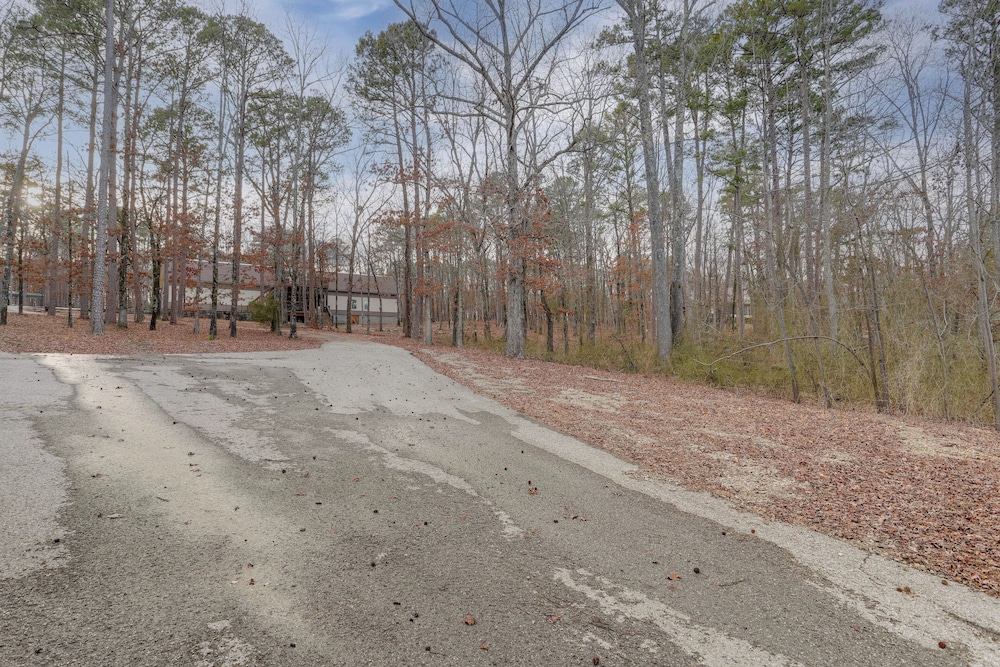 Greers Ferry Lake Access & Deck: Group Getaway!