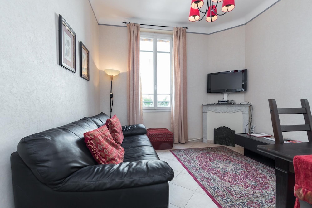 Three Bedroom two Bathroom Apartment in Center of Cannes on Quiet Street Minutes From the Palais - 2002