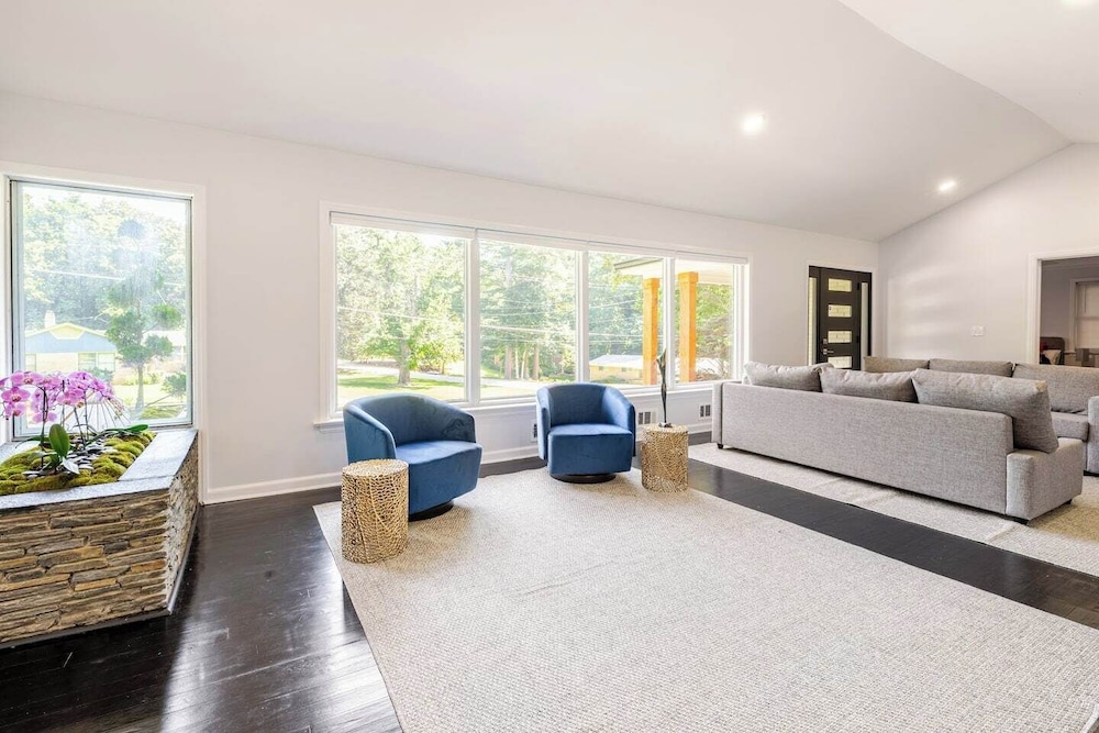 Stylish Comfort Modern Chef Kitchen 4 BR 2 Baths
