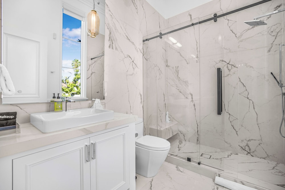 Spaulding Ave Farmhouse - Bespoke LA Home w/ Pool & Home Theater