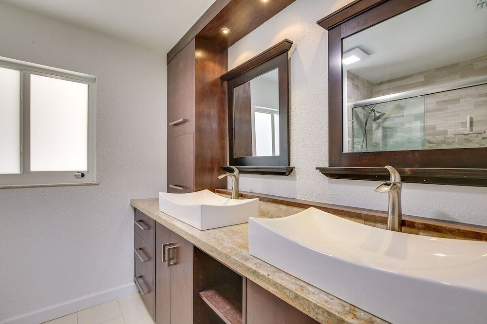 Oakland Park Oasis Heated Pool & Private Patio