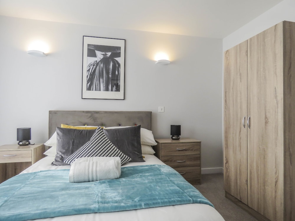 Tudors eSuites Birmingham Apartments with Gated Parking view 3