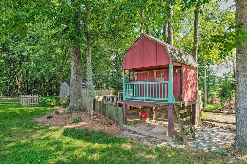 Peaceful Country Retreat w/ Easy Highway Access! view 5