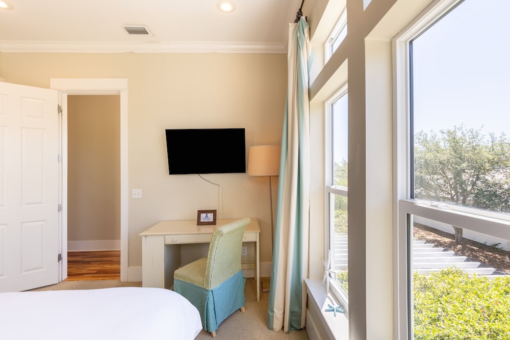 Doctor's Orders by Avantstay 5 Mins TO Beach! w/ Community Pool & Hot Tub! view 3