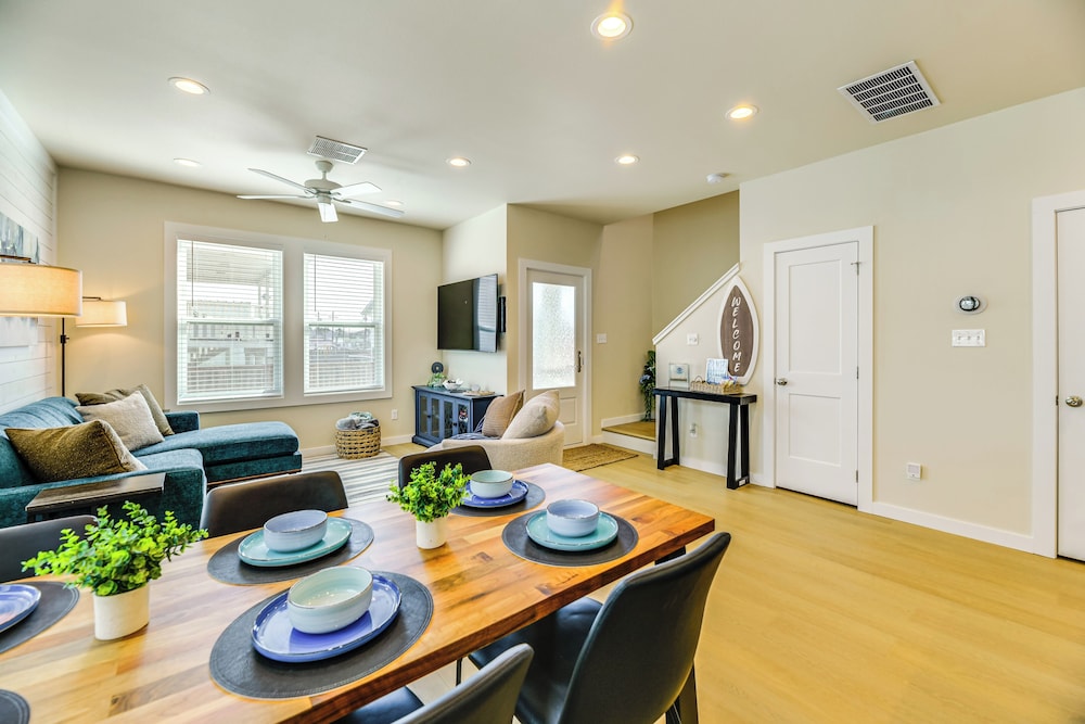 1 Mi to Beach: Home w/ Pool Access in Port Aransas