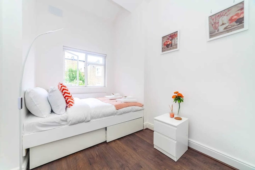 Radiant and Roomy 2BD Flat - Fulham!