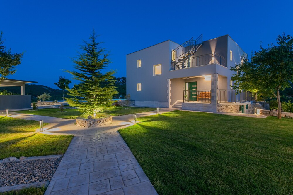 Villa River Rose with pool and jacuzzi, near the river beach