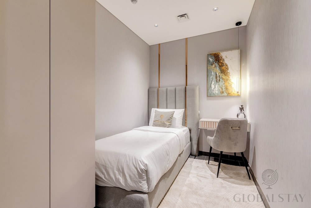 GLOBALSTAY. The Crest Tower C Apartments