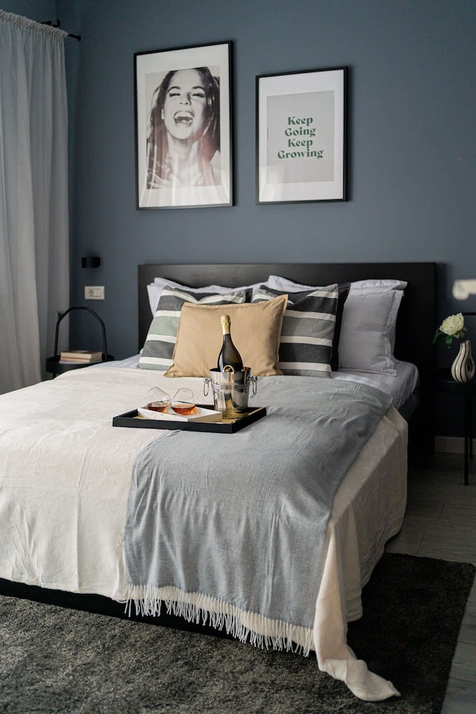 Chic Black White 2BR Retreat on Dambovitei